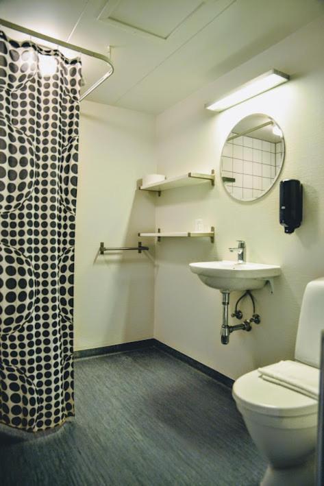 Stoberiet Svendborg Exterior foto A typical shower room