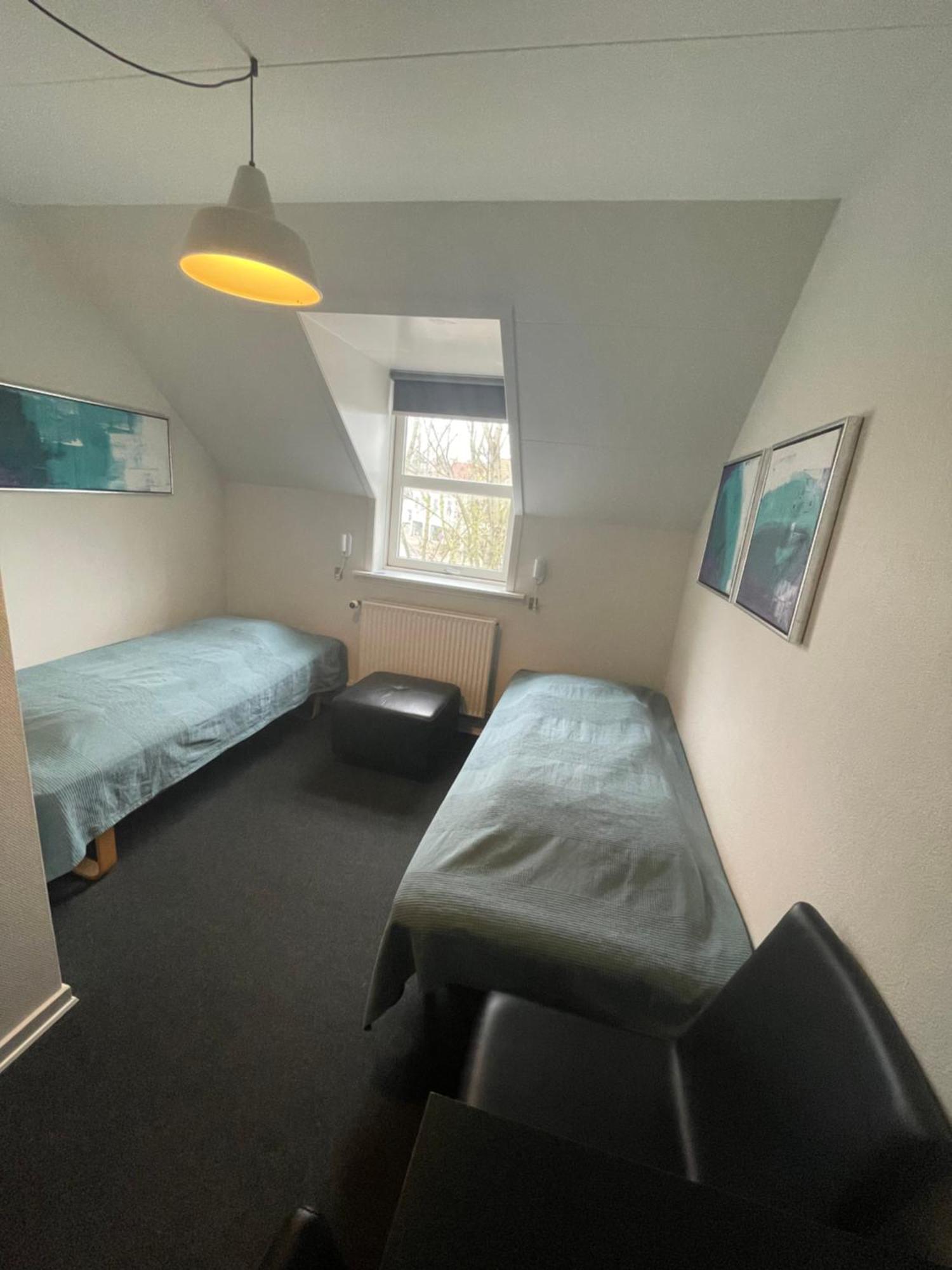 Stoberiet Svendborg Exterior foto A typical bedroom in the hostel