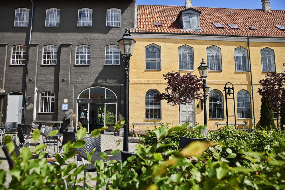 Stoberiet Svendborg Exterior foto The Yellow House
